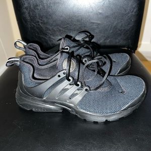 size 6 W Nike presto black